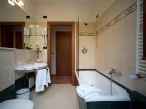 łazienka z wanną, 2 umywalkami i wanną w obiekcie Hotel Golf we Florencji +37 zdjęć