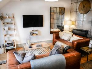 Svetainės erdvė apgyvendinimo įstaigoje Padstow Escapes - Teyr Luxury Penthouse Apartment