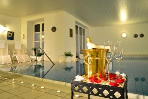 Bazén v ubytování Romantica Hotel Blauer Hecht nebo v jeho okolí