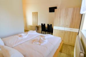 Posteľ alebo postele v izbe v ubytovaní Rodinný wellness hotel U Langrů