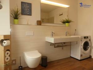Ένα μπάνιο στο Ferienwohnung Vellamo +11 φωτογραφίες