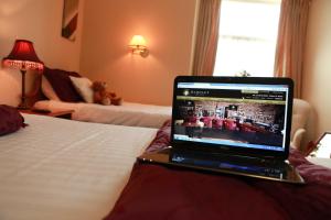 Uma cama ou camas num quarto em Darnley Lodge Hotel