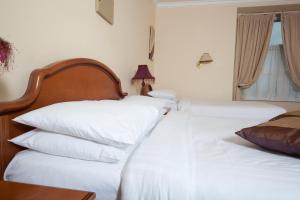 Uma cama ou camas num quarto em Darnley Lodge Hotel