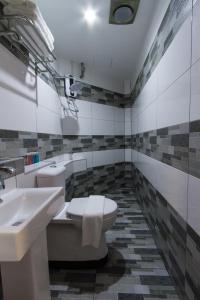 Koupelna v ubytování JS Hotel