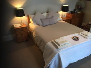 a bedroom with a bed and a lamp at Holly Lodge in York