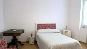 una piccola camera con letto e tavolo di Spacious panoramic apartment - half way Center-Vomero district a Napoli