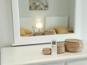 a mirror on top of a counter with baskets at Apartamento Maicandil in Ronda