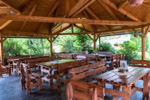 Reštaurácia alebo iné gastronomické zariadenie v ubytovaní Penzion Rollba