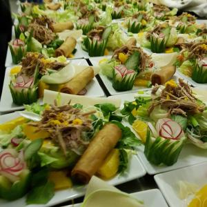 un montón de platos de comida en una mesa en Waterfront Hotel en Deal