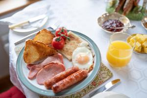 BallyCairn House في لارن: طبق من طعام الإفطار مع نقانق البيض والخبز المحمص
