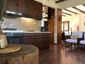kuchnia z drewnianymi szafkami i kuchenką w obiekcie Wild Oaks Cottage w mieście Kriopigi