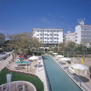 Bazén v ubytování Hotel Delle Nazioni nebo v jeho okolí