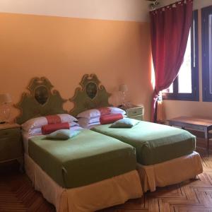 2 aparte bedden in een slaapkamer met een raam bij La Villeggiatura in Venetië