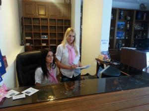 deux femmes debout sur un bureau dans un salon de coiffure dans l'établissement Garni Hotel Milica, à Herceg-Novi