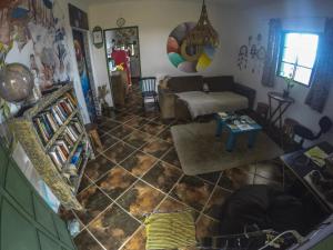 einen Blick über ein Wohnzimmer mit Sofa in der Unterkunft Sumé Hostel in São Thomé das Letras