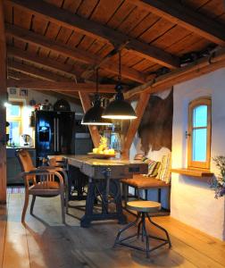 une cuisine avec une grande table et des chaises en bois dans l'établissement Normandia, à Kuźnica