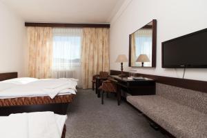 Ένα ή περισσότερα κρεβάτια σε δωμάτιο στο Hotel Merkur - Jablonec nad Nisou