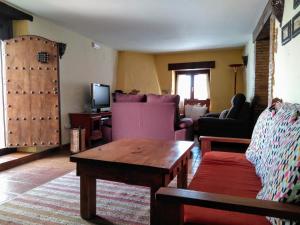 sala de estar con sofá y mesa en CASA RURAL PACO Y PACA en Benaoján