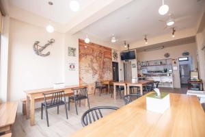 un ristorante con tavoli e sedie e una mappa sul muro di Kimoji B&B a Huxi