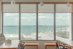 Pokój z dużym oknem z widokiem na ocean w obiekcie Kimoji B&B w mieście Huxi