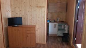 Kuchyňa alebo kuchynka v ubytovaní Domki nad jeziorem w Karłowicach