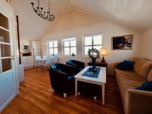 uma sala de estar com um sofá e uma mesa em Lofoten Ocean View - Sandøy Gård em Sand