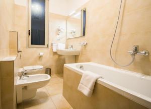 Koupelna v ubytování Hotel Perlage Florence - Smart Stay with Parking, Free Wifi & Free city tax