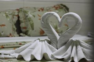 two white towels sitting on top of a table at Hotel Cruzeiro in Arcoverde