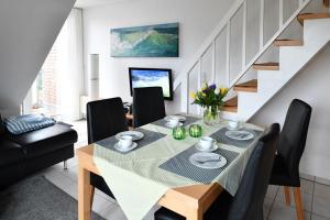a dining room with a table and chairs at Haus Hamburg in Cuxhaven