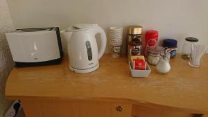 um balcão com comodidades para preparar café e uma torradeira em Alba Guesthouse em Reiquiavique