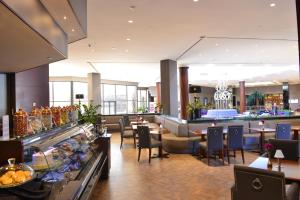 een lobby van een hotel met een restaurant bij Grand Cevahir Hotel Convention Center in Istanbul