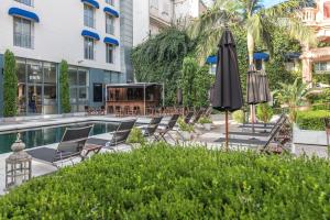 Bazén v ubytovaní Hotel Medium Sitges Park alebo v jeho blízkosti