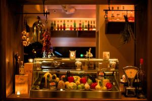 eine Vitrine mit Obst und Gemüse auf der Theke in der Unterkunft Hotel Mamma in Bremgarten