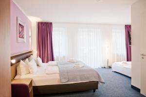 una camera d'albergo con letto con tende rosse di Hotel Nikolai Residence a Berlino