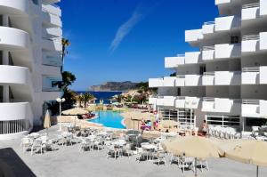 obraz basenu w hotelu w obiekcie FERGUS Style Cala Blanca Suites w miejscowości Santa Ponsa