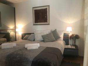 een slaapkamer met twee bedden met kussens erop bij Klinar - Cosy apartment with a terrace in Bled