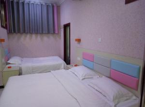 Ένα ή περισσότερα κρεβάτια σε δωμάτιο στο Qufu Garden Hotel
