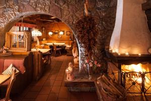Das Traditionshotel Schwarzer Adler餐厅或其他用餐的地方