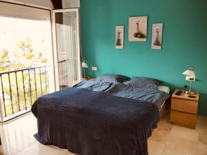 ein blaues Schlafzimmer mit einem Bett und einem Fenster in der Unterkunft Jazmin Miraflores in Mijas Costa + 58 Fotos