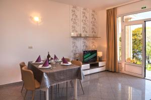 Телевизор и/или развлекательный центр в Apartment Villa Lidija