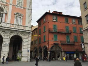 un gruppo di edifici in una strada di una città di Borgo Suite a Pisa