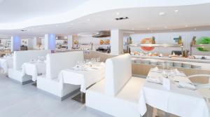 Restauracja lub miejsce do jedzenia w obiekcie FERGUS Style Cala Blanca Suites