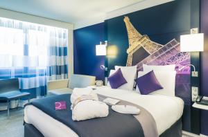 
A bed or beds in a room at Mercure Paris Centre Tour Eiffel
