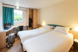 Postel nebo postele na pokoji v ubytování ibis Lyon Est Bron