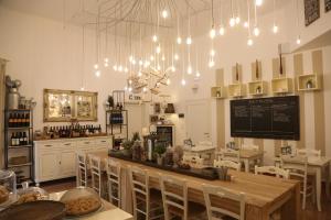 uma sala de jantar com mesa, cadeiras e luzes em Palazzo Bignami em Lecce