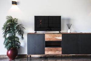 TV a/nebo společenská místnost v ubytování Le Roc E Fiori Hotel - Teritoria