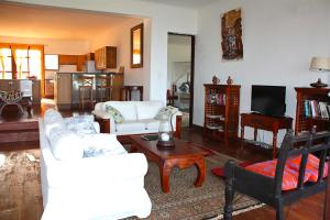 een woonkamer met twee witte banken en een tv bij Villa Paradise on the Ocean in Gazija