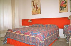 1 dormitorio con 1 cama grande y cabecero rojo en VILLA CORALLO, en Rocchette