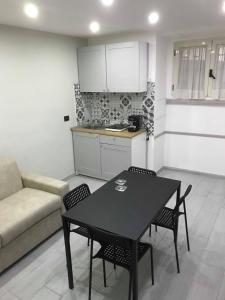 eine Küche und ein Wohnzimmer mit einem Tisch und Stühlen in der Unterkunft Nel Cuore di Napoli in Neapel