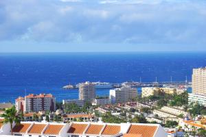 een luchtzicht op een stad en de oceaan bij 2-bedroom 4-star apartment in Los Christianos in Los Cristianos